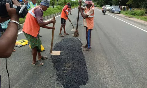 ഹൈകോടതി ഉത്തരവിന് പിന്നാലെ റോഡിൽ കുഴിയടക്കൽ നാടകം