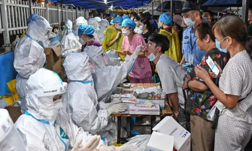 ചൈനയിൽ കോവിഡ് പടരുന്നു; പ്രതിരോധിക്കാൻ കൂട്ട പരിശോധനയുമായി ആരോഗ്യ പ്രവർത്തകർ
