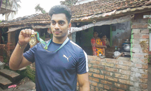 അചിന്ത ഷിയൂലി സ്വർണ മെഡലുമായി വീടിന് മുന്നിൽ