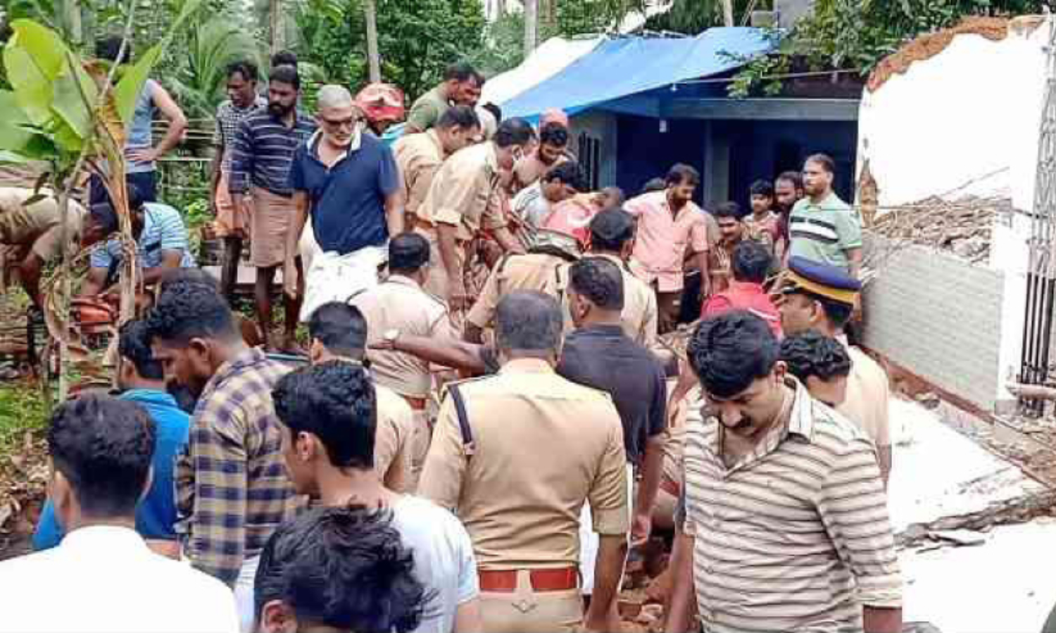 വീട് പൊളിച്ചു മാറ്റുന്നതിനിടെ അപകടം; മൂന്നു തൊഴിലാളികൾ അത്ഭുതകരമായി രക്ഷപ്പെട്ടു