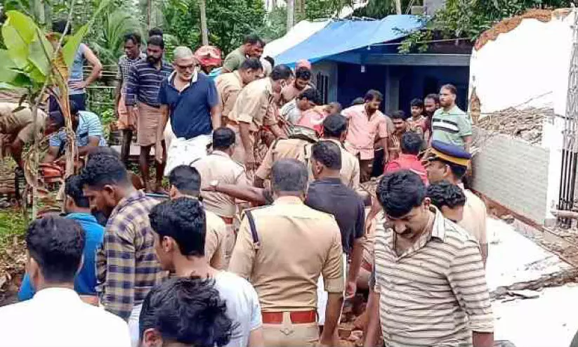 വീട് പൊളിച്ചു മാറ്റുന്നതിനിടെ അപകടം; മൂന്നു തൊഴിലാളികൾ അത്ഭുതകരമായി രക്ഷപ്പെട്ടു