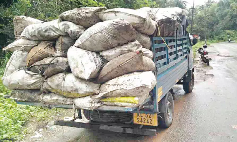 മാലിന്യം തള്ളാനെത്തിയ ലോറി പിടികൂടി