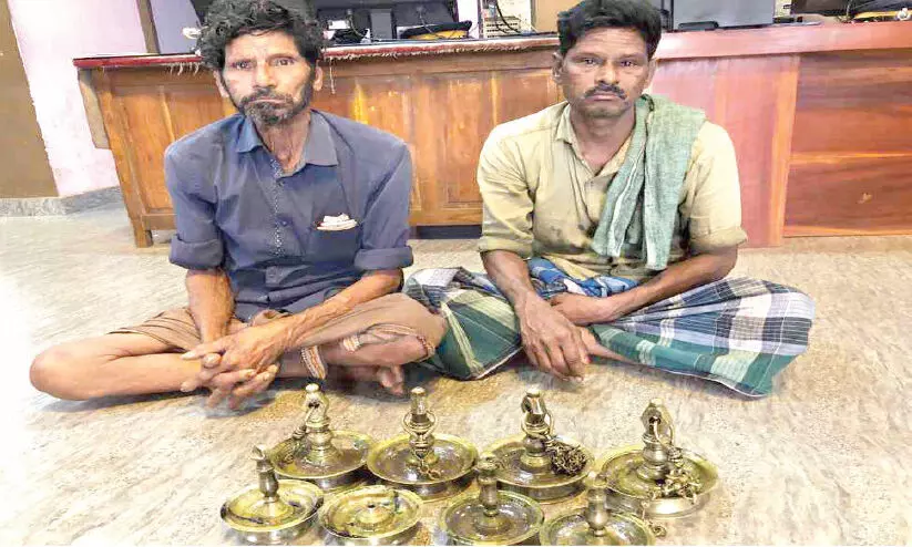 ക്ഷേത്രത്തില്‍നിന്ന് വിളക്കുകള്‍ മോഷ്ടിച്ച പിതാവും മകനും പിടിയിൽ