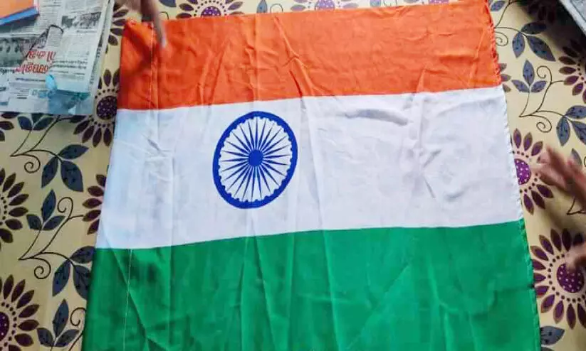 മാഹിയിൽ വിതരണം ചെയ്ത ദേശീയപതാകകളിൽ പിശകെന്ന്