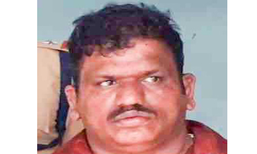 പൊലീസ് ചമഞ്ഞ് പണവും സ്വർണാഭരണവും തട്ടിയ യുവാവ് പിടിയിൽ പൊലീസ് ചമഞ്ഞ് പണവും സ്വർണാഭരണവും തട്ടിയ യുവാവ് പിടിയിൽ