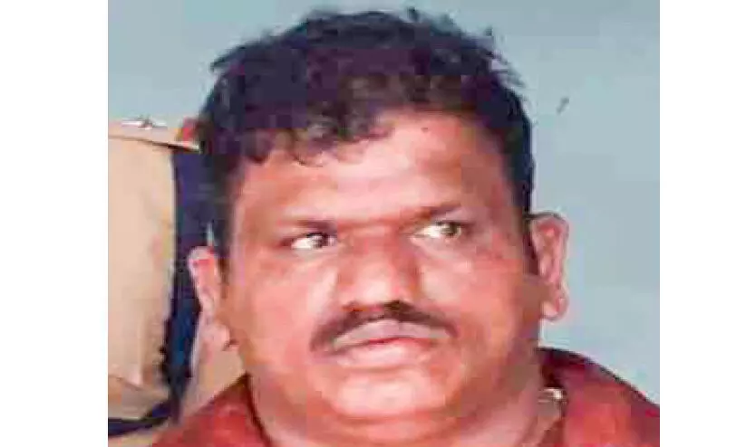 പൊലീസ് ചമഞ്ഞ് പണവും സ്വർണാഭരണവും തട്ടിയ യുവാവ് പിടിയിൽ പൊലീസ് ചമഞ്ഞ് പണവും സ്വർണാഭരണവും തട്ടിയ യുവാവ് പിടിയിൽ