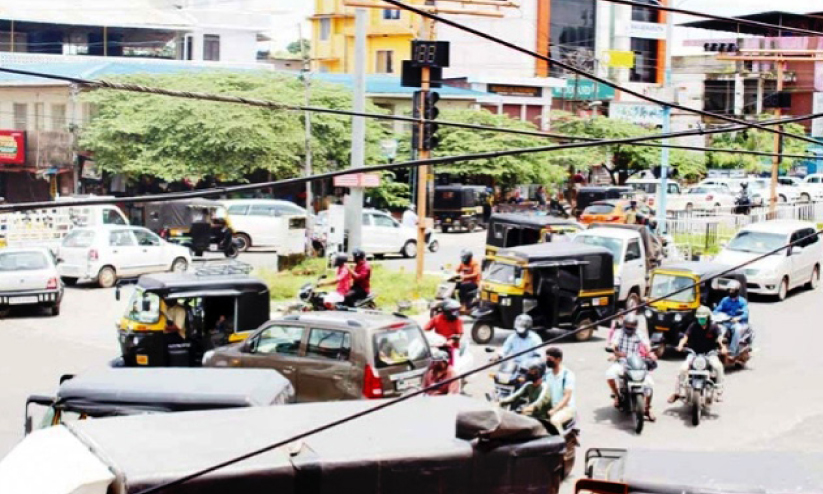 നോക്കുകുത്തിയായി കാഞ്ഞങ്ങാട്ടെ ട്രാഫിക് സിഗ്നൽ സംവിധാനം നോക്കുകുത്തിയായി കാഞ്ഞങ്ങാട്ടെ ട്രാഫിക് സിഗ്നൽ സംവിധാനം