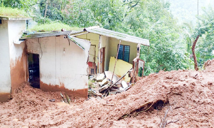 ശല്യാംപാറയില് ഉരുള്പൊട്ടൽ; വീട് തകര്ന്നു, 17 കുടുംബങ്ങളെ മാറ്റി ശല്യാംപാറയില് ഉരുള്പൊട്ടൽ; വീട് തകര്ന്നു, 17 കുടുംബങ്ങളെ മാറ്റി
