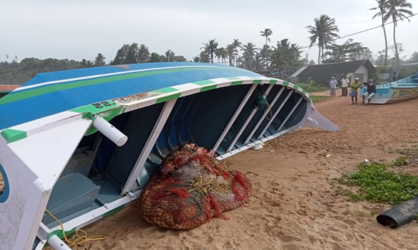കടലിൽ രണ്ട് വള്ളങ്ങൾ മറിഞ്ഞു; ആറുപേർക്ക് പരിക്ക് കടലിൽ രണ്ട് വള്ളങ്ങൾ മറിഞ്ഞു; ആറുപേർക്ക് പരിക്ക്