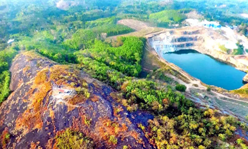 ആയിരവില്ലി പാറ സംരക്ഷിക്കാൻ മനുഷ്യച്ചങ്ങല ആയിരവില്ലി പാറ സംരക്ഷിക്കാൻ മനുഷ്യച്ചങ്ങല