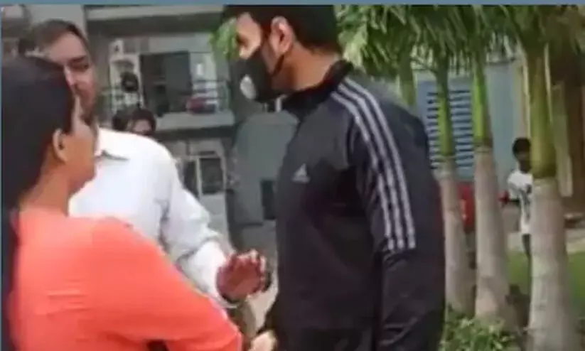 ഞാനൊന്നും മിണ്ടിയിട്ട് പോലുമില്ല, അതിനുമുമ്പ് അയാൾ എന്നെ അസഭ്യം പറഞ്ഞ് കൈയേറ്റം ചെയ്തു -ബി.ജെ.പി നേതാവിന്റെ അക്രമത്തിനിരയായ യുവതി ഞാനൊന്നും മിണ്ടിയിട്ട് പോലുമില്ല, അതിനുമുമ്പ് അയാൾ എന്നെ അസഭ്യം പറഞ്ഞ് കൈയേറ്റം ചെയ്തു -ബി.ജെ.പി നേതാവിന്റെ അക്രമത്തിനിരയായ യുവതി