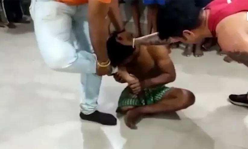 ഭിന്നശേഷിക്കാരനെക്കൊണ്ട് കാൽ നക്കിച്ച യുവാക്കൾ അറസ്റ്റിൽ ഭിന്നശേഷിക്കാരനെക്കൊണ്ട് കാൽ നക്കിച്ച യുവാക്കൾ അറസ്റ്റിൽ