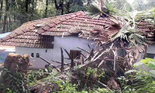 മലപ്പുറത്ത് കരിമ്പന വീണ് വീട് തകർന്നു