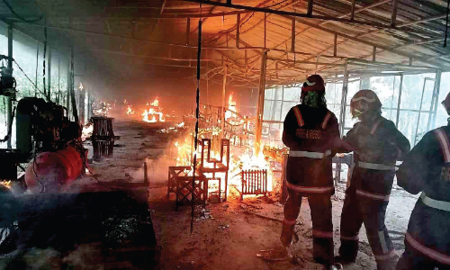 ഫ​ർ​ണി​ച്ച​ർ ഷെ​ഡി​ന് തീ​പി​ടി​ച്ചു; ല​ക്ഷ​ങ്ങ​ളു​ടെ ന​ഷ്ടം