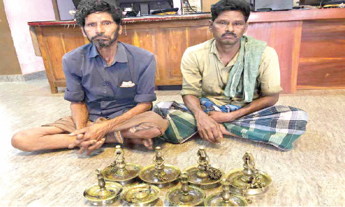 ക്ഷേത്രത്തില്‍നിന്ന് വിളക്കുകള്‍ മോഷ്ടിച്ച പിതാവും മകനും പിടിയിൽ