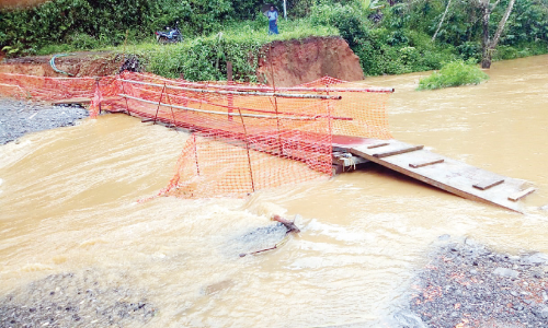 മുതിരേരി താൽക്കാലിക പാലം വെള്ളത്തിൽ; പ്രദേശവാസികൾ ഒറ്റപ്പെട്ടു