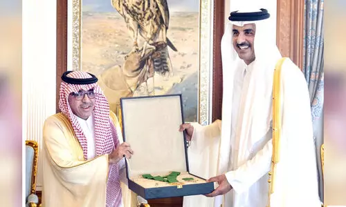 അറബ് ടൂറിസം നെക്ലെസ് അമീറിന് സമ്മാനിച്ചു