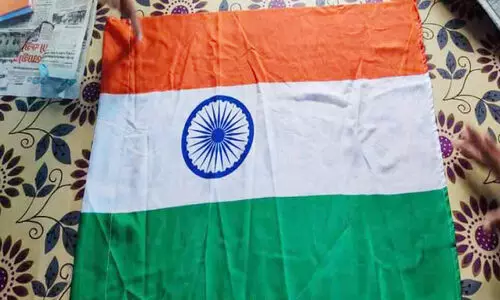 മാഹിയിൽ വിതരണം ചെയ്ത ദേശീയപതാകകളിൽ പിശകെന്ന്