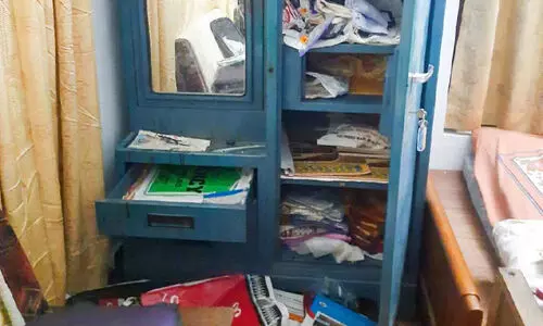 വീട് കുത്തിത്തുറന്ന് 45 പവനും പണവും കവർന്നു