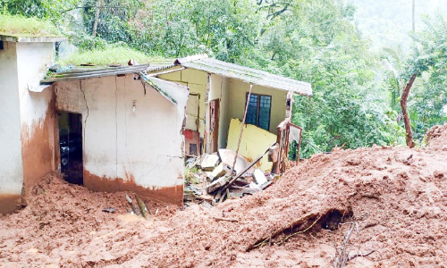 ശല്യാംപാറയില്‍ ഉരുള്‍പൊട്ടൽ; വീട് തകര്‍ന്നു, 17 കുടുംബങ്ങളെ മാറ്റി
