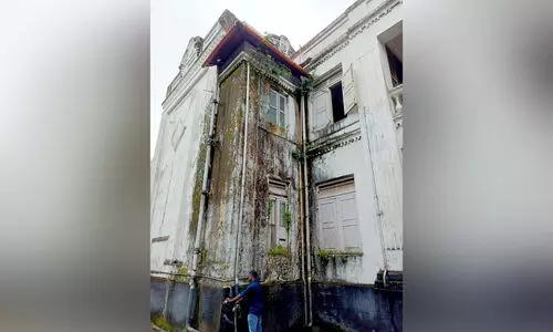 ഒന്നര നൂറ്റാണ്ട് തികയാൻ ഒരു വർഷം, ചോർന്നൊലിച്ച് തൃശൂർ പബ്ലിക് ലൈബ്രറി; അറ്റകുറ്റപ്പണി കാത്ത് അധികൃതർ