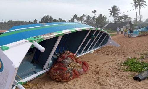 കടലിൽ രണ്ട് വള്ളങ്ങൾ മറിഞ്ഞു; ആറുപേർക്ക് പരിക്ക്