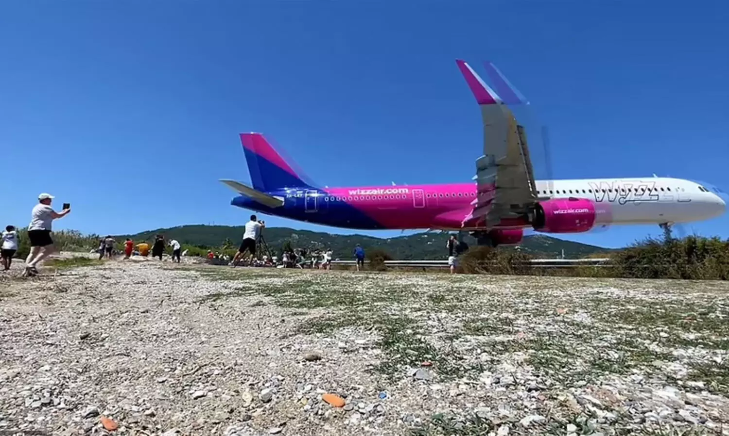 വിനോദസഞ്ചാരി രക്ഷപ്പെട്ടത് തലനാരിഴക്ക്; വിസ്എയറിന്റെ ലാൻഡിങ് വിഡിയോ വൈറൽ