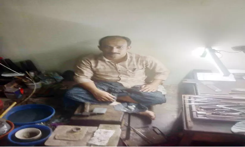 കുത്തകകളുടെ വരവ്, ആഭരണ നിർമാണ തൊഴിലാളികൾ രംഗം വിടുന്നു കുത്തകകളുടെ വരവ്, ആഭരണ നിർമാണ തൊഴിലാളികൾ രംഗം വിടുന്നു