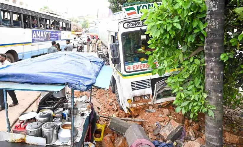 ടാങ്കർ ലോറി നിയന്ത്രണംവിട്ട് തട്ടുകടയിലേക്ക് ഇടിച്ചുകയറി ടാങ്കർ ലോറി നിയന്ത്രണംവിട്ട് തട്ടുകടയിലേക്ക് ഇടിച്ചുകയറി