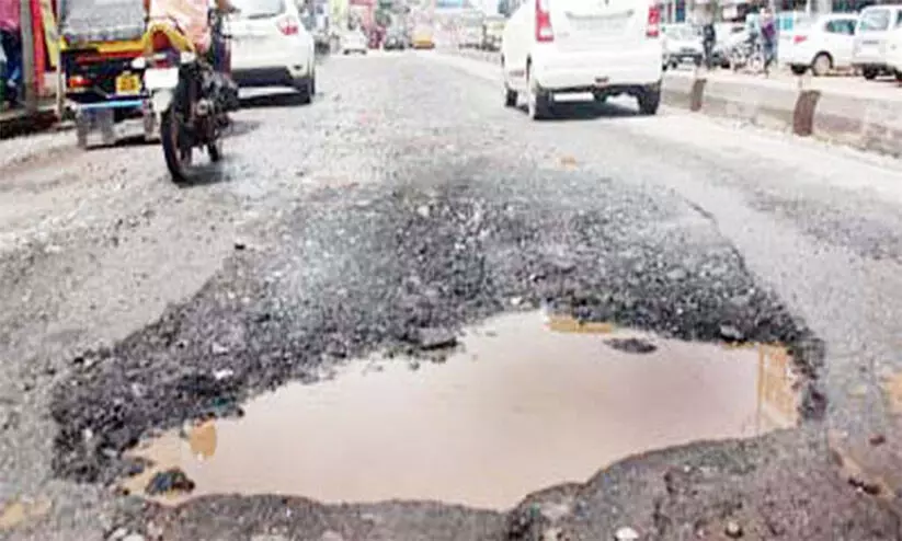 റോഡിലെ കുഴിയിൽവീണ് എസ്.ഐക്ക് പരിക്ക്