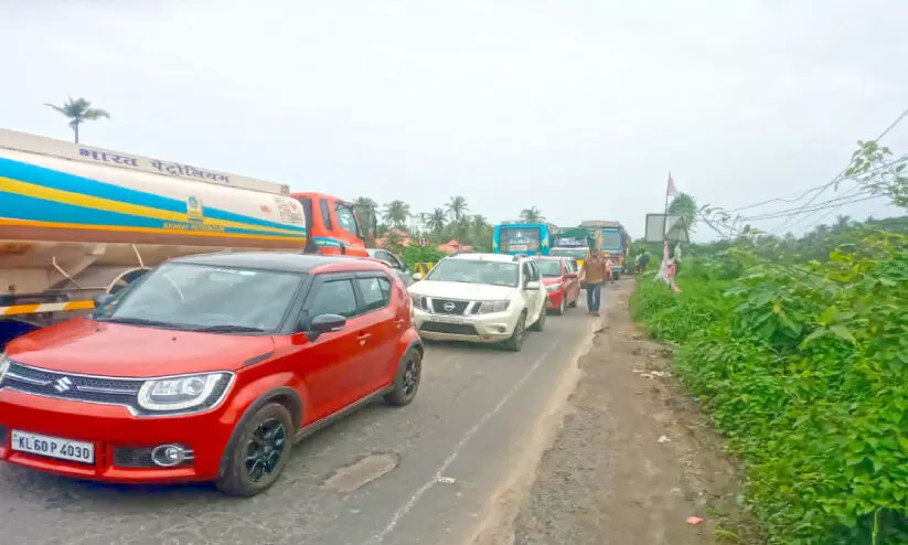 പാലത്തിന് മുകളിൽ കുഴിയടക്കൽ; നീലേശ്വരം ദേശീയപാതയിൽ ഗതാഗതം സ്തംഭിച്ചു