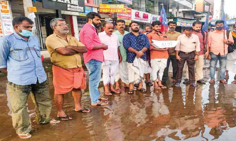 വെള്ളക്കെട്ടിൽ വഞ്ചിയിറക്കി പ്രതിഷേധം