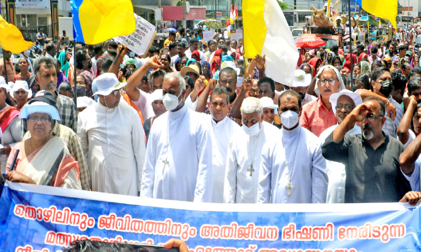 എവിടെ ഞങ്ങടെ വീടുകൾ...എവിടെ ഞങ്ങടെ തീരങ്ങൾ എവിടെ ഞങ്ങടെ വീടുകൾ...എവിടെ ഞങ്ങടെ തീരങ്ങൾ