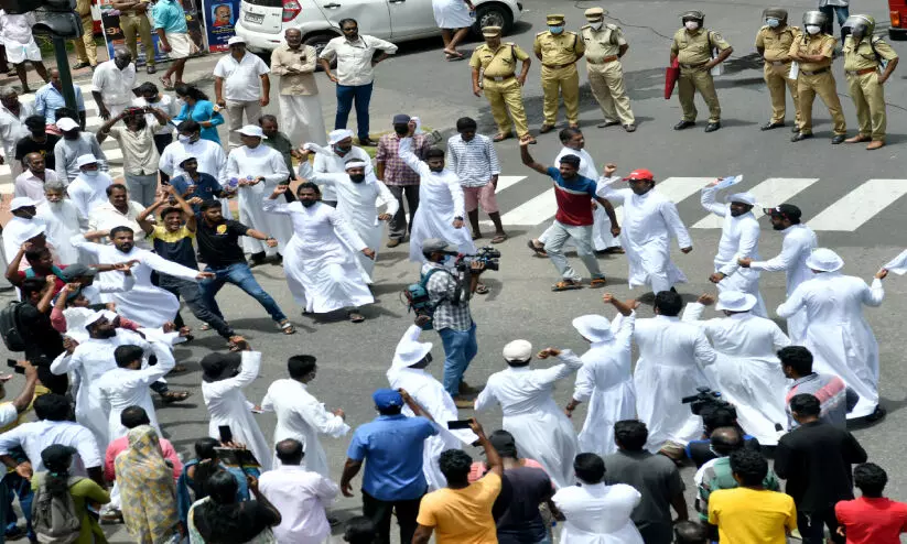 വള്ളങ്ങൾ നിരത്തിലിറക്കി, റോഡിൽ വല​യെറിഞ്ഞു; നീതിനിഷേധത്തിനെതിരെ തീരജീവിതങ്ങളുടെ കൂറ്റൻ പ്രതിഷേധം