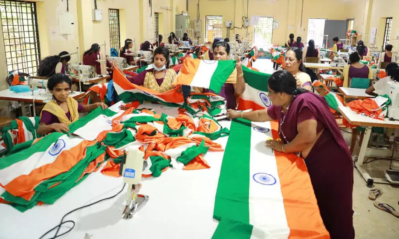 ഹര്ഘര് തിരംഗ; കുടുംബശ്രീ നിര്മിച്ചത് രണ്ടുലക്ഷം പതാകകള് ഹര്ഘര് തിരംഗ; കുടുംബശ്രീ നിര്മിച്ചത് രണ്ടുലക്ഷം പതാകകള്