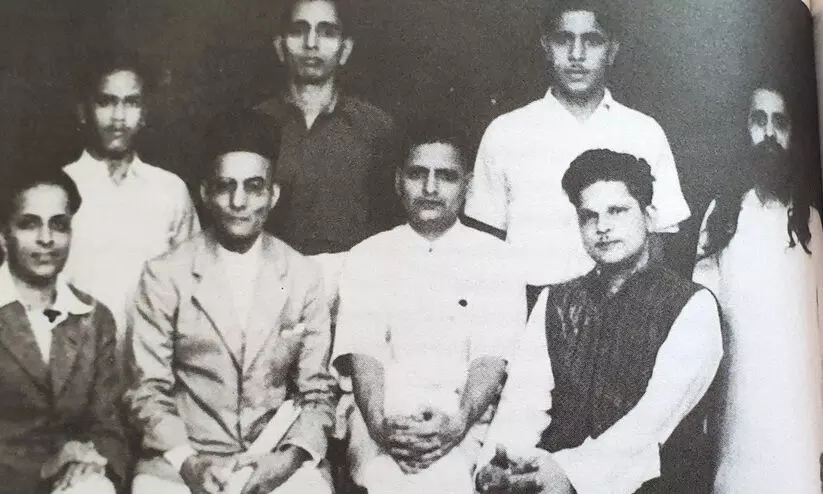 വി.ഡി സവർക്കർ നാഥുറാം വിനായക് ഗോദ്സെ, ഗോൾവാൾക്കർ തുടങ്ങിയവർക്കൊപ്പം