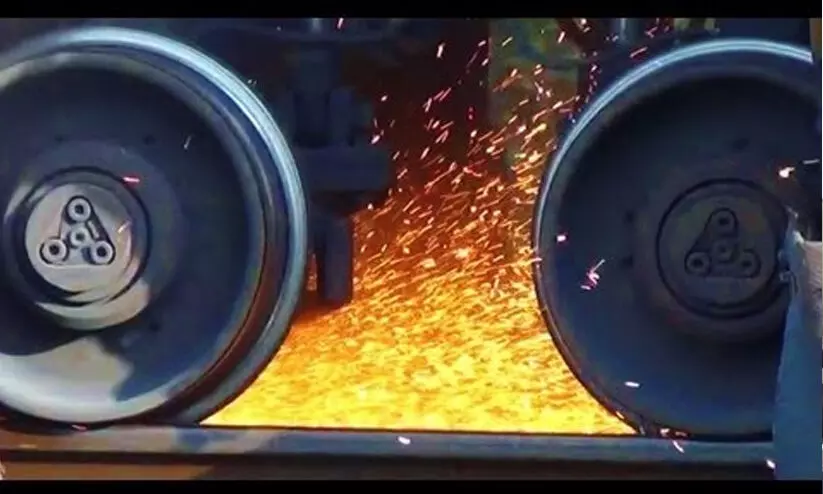 ഗുഡ്സ് ട്രെയിനിന്റെ ചക്രങ്ങൾ ഉരസി തീപ്പൊരി പടർന്നു; അപകടം ഒഴിവായി ഗുഡ്സ് ട്രെയിനിന്റെ ചക്രങ്ങൾ ഉരസി തീപ്പൊരി പടർന്നു; അപകടം ഒഴിവായി