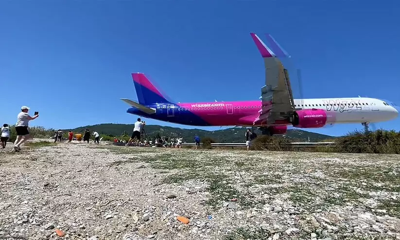 വിനോദസഞ്ചാരി രക്ഷപ്പെട്ടത് തലനാരിഴക്ക്; വിസ്എയറിന്റെ ലാൻഡിങ് വിഡിയോ വൈറൽ