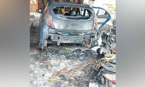 കാറും ഇരുചക്രവാഹനങ്ങളും മൂന്നംഗ സംഘം കത്തിച്ചതായി പരാതി