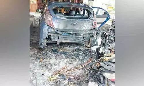 കാറും ഇരുചക്രവാഹനങ്ങളും മൂന്നംഗ സംഘം കത്തിച്ചതായി പരാതി