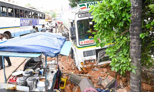 ടാങ്കർ ലോറി നിയന്ത്രണംവിട്ട്  തട്ടുകടയിലേക്ക് ഇടിച്ചുകയറി