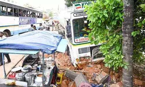 ടാങ്കർ ലോറി നിയന്ത്രണംവിട്ട്  തട്ടുകടയിലേക്ക് ഇടിച്ചുകയറി