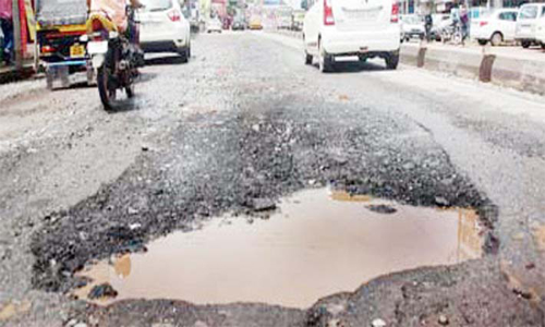 റോഡിലെ കുഴിയിൽവീണ് എസ്.ഐക്ക് പരിക്ക്