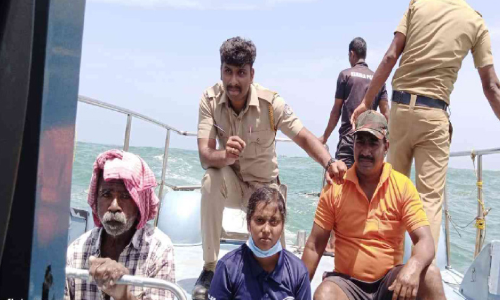 മീ​ൻ​പി​ടി​ക്കു​മ്പോ​ൾ അ​വ​ശ​നാ​യ മ​ത്സ്യ​ത്തൊ​ഴി​ലാ​ളി​യെ രക്ഷപ്പെടുത്തി