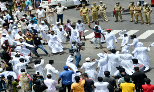 വള്ളങ്ങൾ നിരത്തിലിറക്കി, റോഡിൽ വല​യെറിഞ്ഞു; നീതിനിഷേധത്തിനെതിരെ തീരജീവിതങ്ങളുടെ കൂറ്റൻ പ്രതിഷേധം