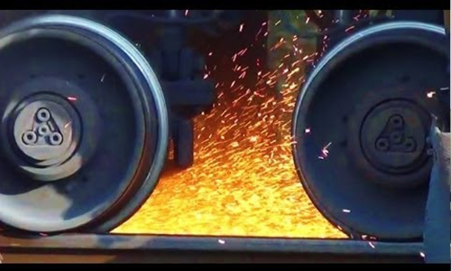 ഗുഡ്സ് ട്രെയിനിന്റെ ചക്രങ്ങൾ ഉരസി തീപ്പൊരി പടർന്നു; അപകടം ഒഴിവായി