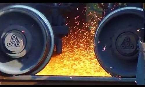 ഗുഡ്സ് ട്രെയിനിന്റെ ചക്രങ്ങൾ ഉരസി തീപ്പൊരി പടർന്നു; അപകടം ഒഴിവായി