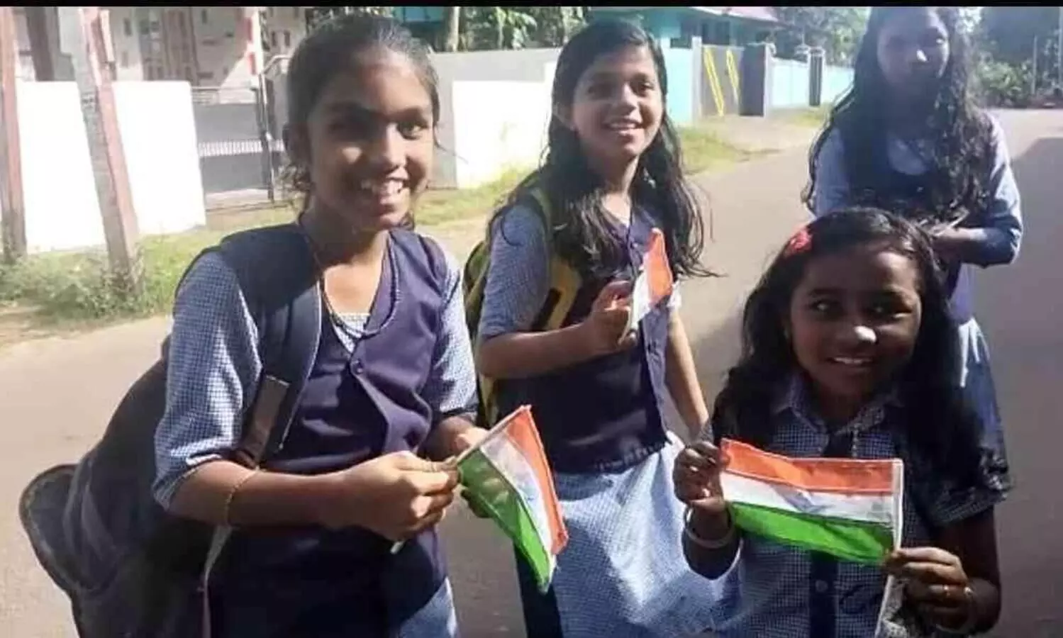 സ്‌കൂള്‍ കുട്ടികള്‍ക്ക് നല്‍കിയ പതാകയിലും തട്ടിപ്പ്