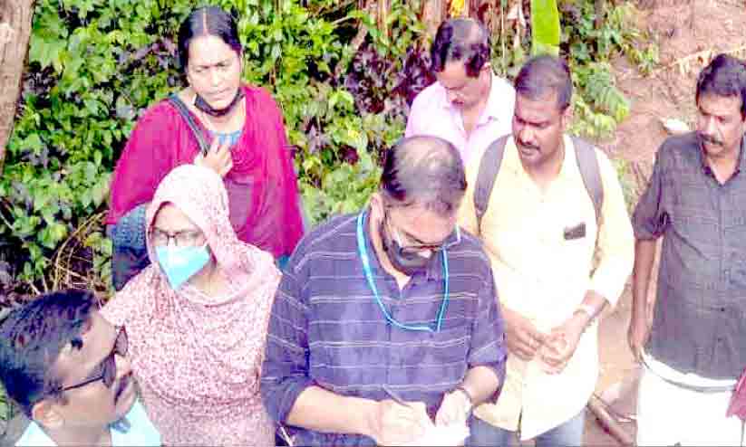 ദേശീയപാത വികസനം: പരാതി കേൾക്കാൻ ഉദ്യോഗസ്ഥരെത്തി ദേശീയപാത വികസനം: പരാതി കേൾക്കാൻ ഉദ്യോഗസ്ഥരെത്തി