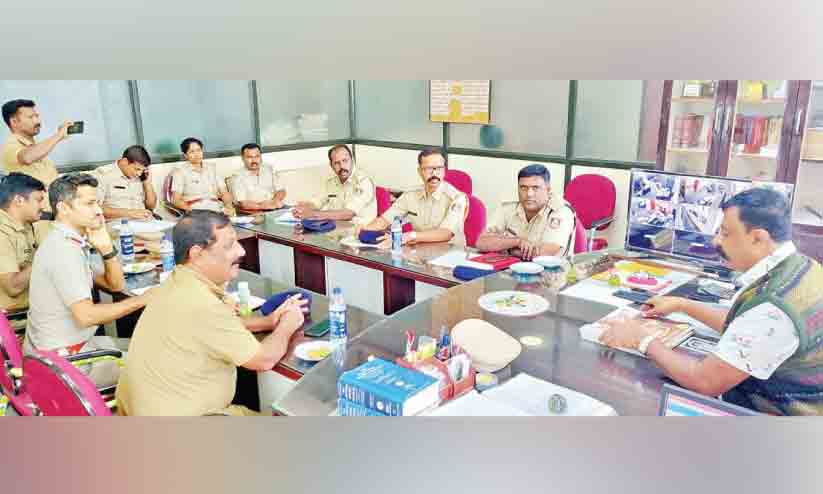 അതിർത്തി കടന്നുള്ള ലഹരിക്കടത്ത്: സംയുക്ത വാഹന പരിശോധന കർശനമാക്കും അതിർത്തി കടന്നുള്ള ലഹരിക്കടത്ത്: സംയുക്ത വാഹന പരിശോധന കർശനമാക്കും